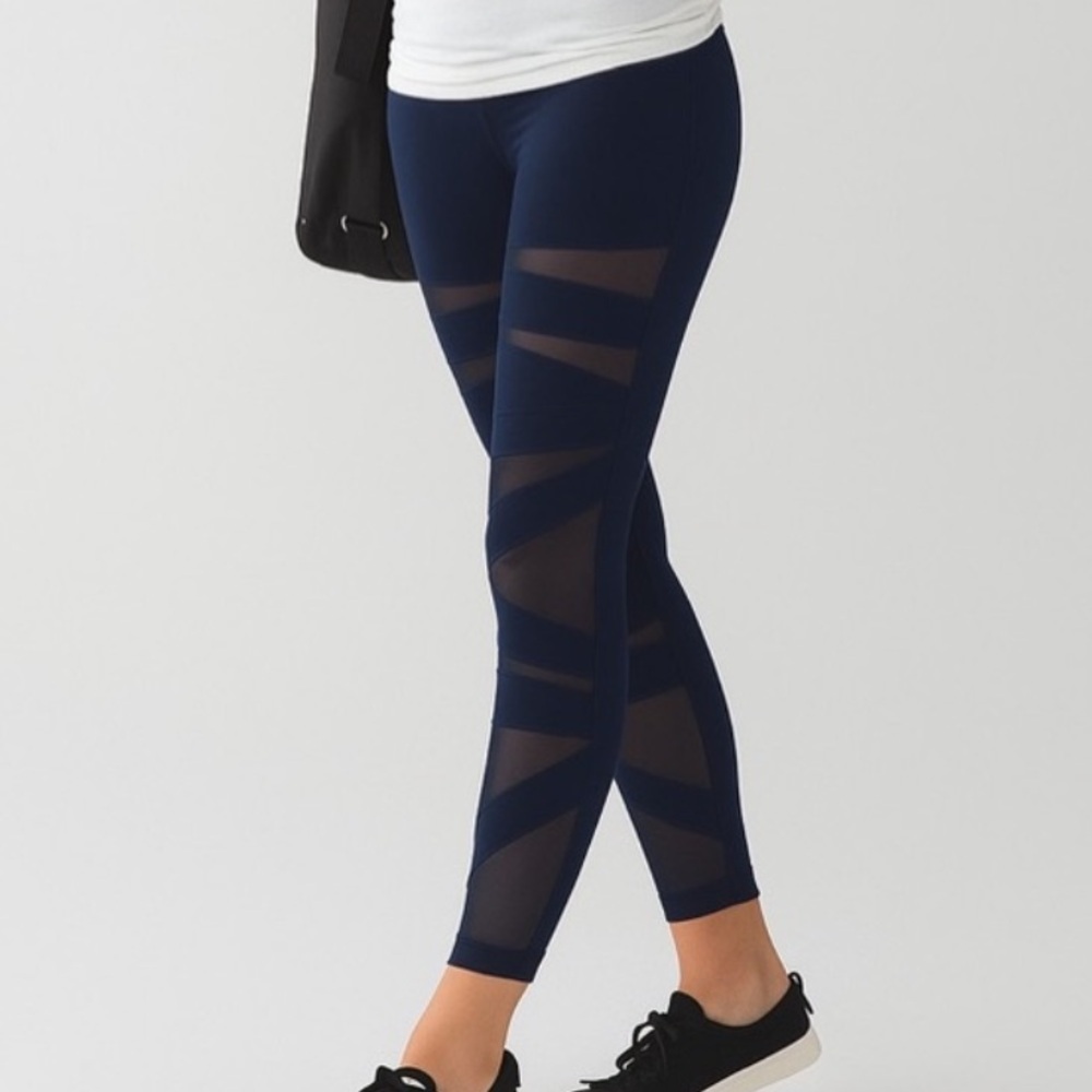 Lululemon size 8 Wanderlust Highest Times Tech Mesh Naval Blue leggings